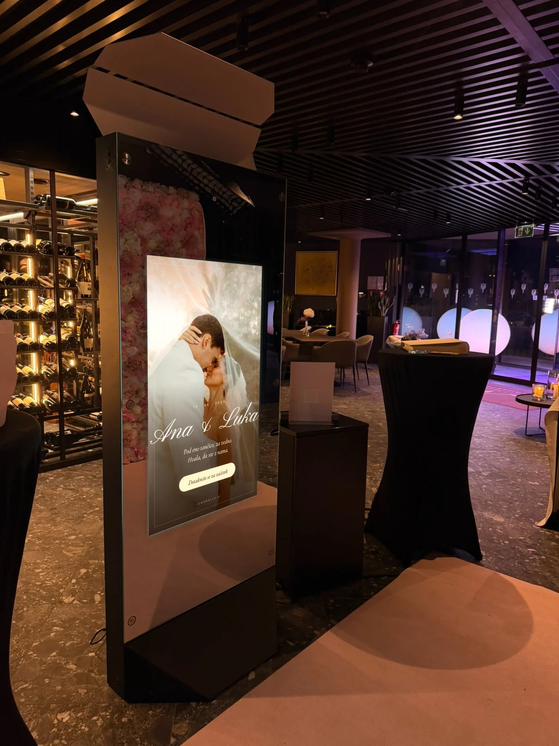Mirror X photo booth z zaslonom, na katerem sta imeni mladoporočencev